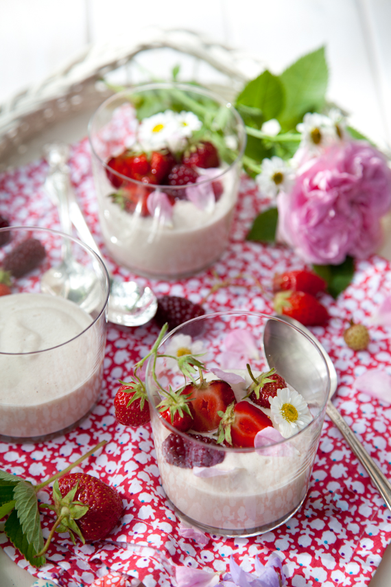 strawberries & coconut yogurt-9854