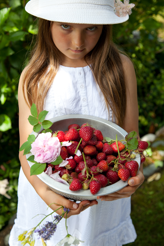 amelia & summer strawberries